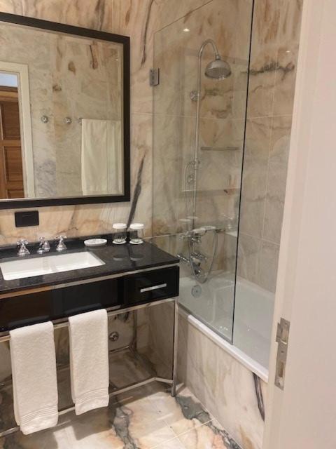 Solar Do Requeijo By Luna Hotels & Resorts Arcos de Valdevez Exteriör bild A shower enclosure with a sliding door